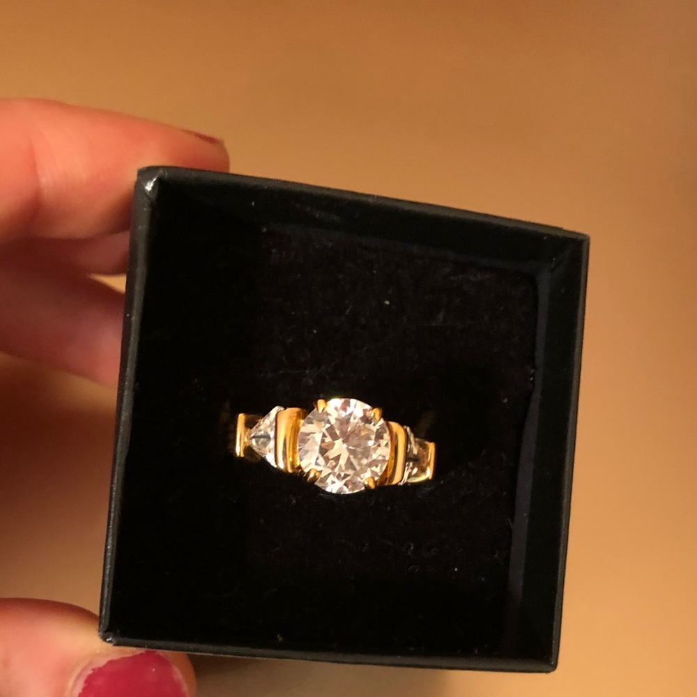 Beautiful ring, diamond like gem center & side stones. Gold finish. MAKE OFFER
